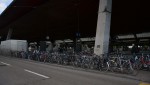 Pred vlakovou stanicou v Zurichu, vajiari s proste cyklisti.
