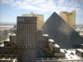 pohad z hotelovej izby na pyramdu hotela Luxor