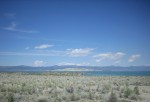 Mono Lake, uprostred s ostrovom. 