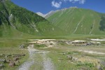 Truso Valley - vzdialené z Kazbegi zhruba 25 km, je ďalším dôvovdom, prečo navštíviť túto oblasť. 