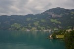 Tyrkysovo modrá voda v Lucernskom jazere. 