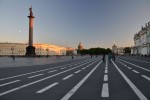 Palácové námestie dnes Petrohradčania využívaju na bicyklovanie, či korčulovanie, tak sme si aspoň vysvetľovali tie čiary na chodníku. 
