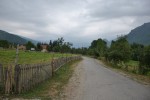 Cesta do Gusinje z jednej strany jazera. 