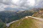 Pohad na druh stranu dolia z priesmyku Furkapass, v diake vidno cestu do blzkeho priesmyku Grimselpass vo vke 2165 m.n.m.