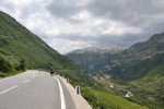 Dol kopcom, veda cesta do presmyku Grimselpass vo vke 2165 m.n.m.