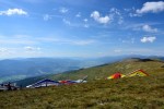 Paraglajdisti, ktor tu akurt mali sa o pohr Podbrezovej. 