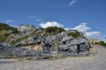 Pevnosť na skalnatom útese chrániaca prístav 