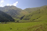 Kaukazské hory a dedinka Checho. 