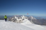 Pri dobrej viditeľnosti je vidno aj Elbrus. 