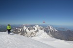 Pri dobrej viditenosti je vidno aj Elbrus. 