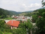 Pohľad na dedinku Ihráč z chodníčka popri Ihráčskom kamennom mori. 